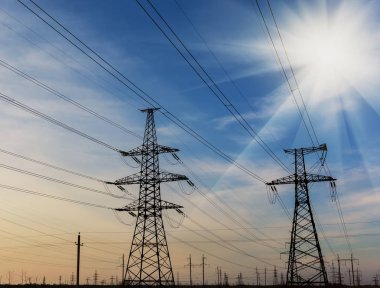 Yüksek voltajlı elektrik direğinin silueti.