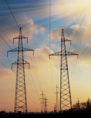 Günbatımında yüksek voltajlı elektrik hatları. Elektrik dağıtım istasyonu. yüksek voltajlı elektrik iletim kulesi