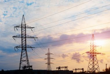 Günbatımında yüksek voltajlı elektrik hatları. Elektrik dağıtım istasyonu. yüksek voltajlı elektrik iletim kulesi.