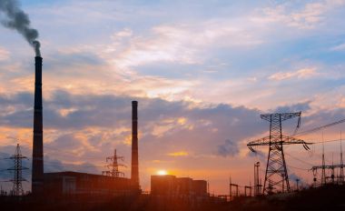 Santralde alacakaranlıkta ve güç hatları