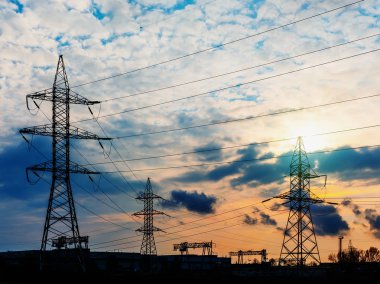 Akşam elektrik iletim pilon silüeti.
