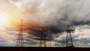 Ateşli gündoğumu sırasında yüksek voltajlı elektrik hatları