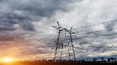 Yüksek voltajlı elektrik direğinin silueti.