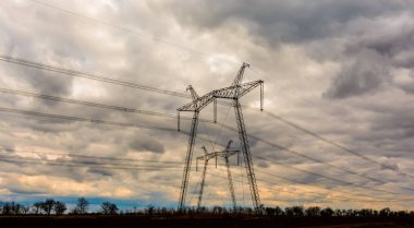 Günbatımında yüksek voltajlı elektrik hatları. Elektrik dağıtım istasyonu. yüksek voltajlı elektrik iletim kulesi