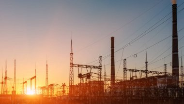 güzel bir gün batımı arka plan üzerinde kömür elektrik santralı silüeti.