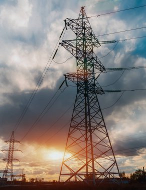 Yüksek voltaj direği. Yüksek voltajlı gökyüzü arkaplanı