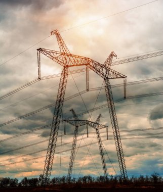 Güç hattı. pilon mavi gökyüzü karşı