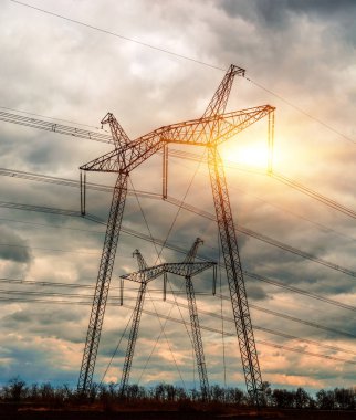 Yüksek voltaj 750 KV güç hattı.