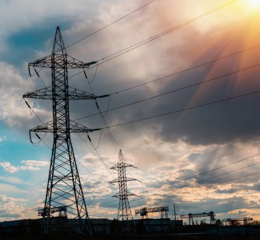 Güç hattı. pilon mavi gökyüzü karşı.