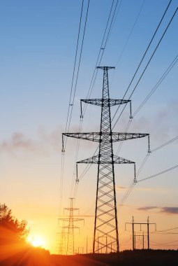 Yüksek voltaj direği. Yüksek voltajlı gökyüzü arkaplanı.