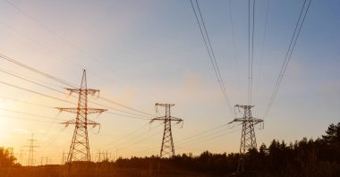 Yüksek voltaj iletisi.