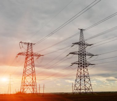 Güç kabloları yüksek gerilim iki gün batımı ile.