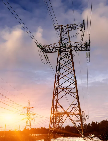 Podstacja elektryczna dystrybucji z linii energetycznych i transformatory — Zdjęcie stockowe