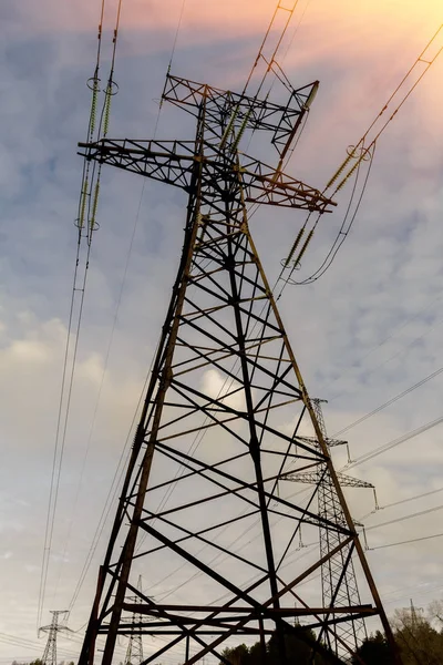 Silhouette della struttura del palo elettrico ad alta tensione. — Foto Stock