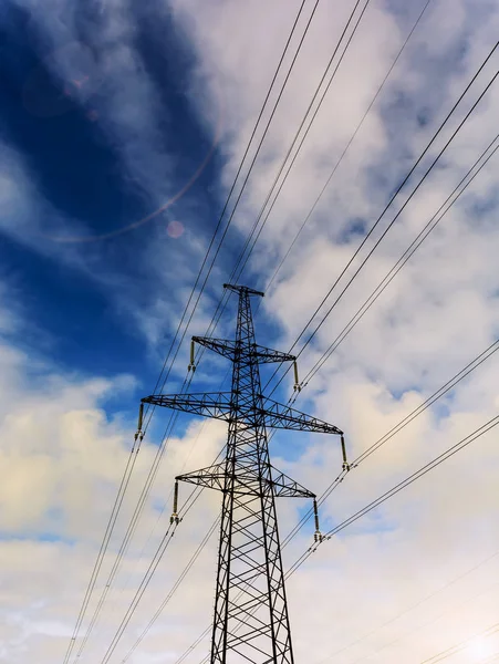 Högspänning elektrisk växellåda torn energi Pylon. — Stockfoto