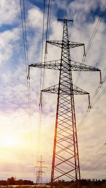 Colunas da linha electro, contra o céu . — Fotografia de Stock