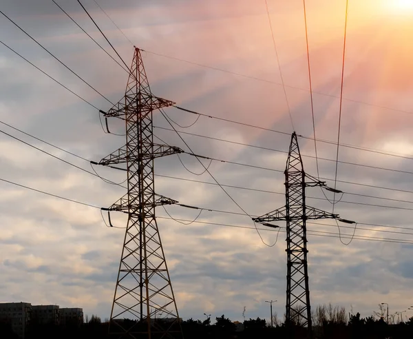 Elektrisk överföring tornet under klar himmel — Stockfoto