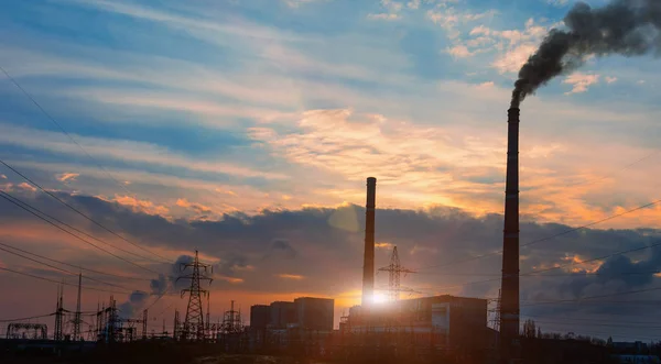 Silueta uhlí elektrické elektrárny na pozadí krásný západ slunce. — Stock fotografie