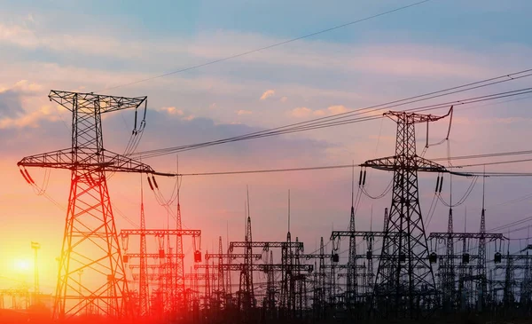 Nagyfeszültségű erőmű és átalakítási állomás naplementekor. — Stock Fotó