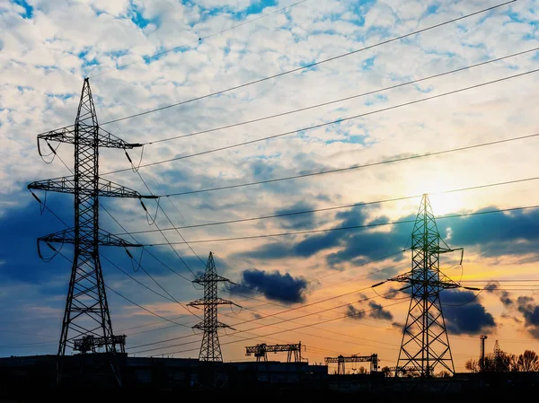 Akşam elektrik iletim pilon silüeti.