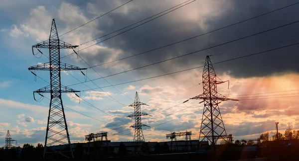 Gün batımında yüksek voltajlı elektrik hatları. Elektrik dağıtım istasyonu. — Stok fotoğraf