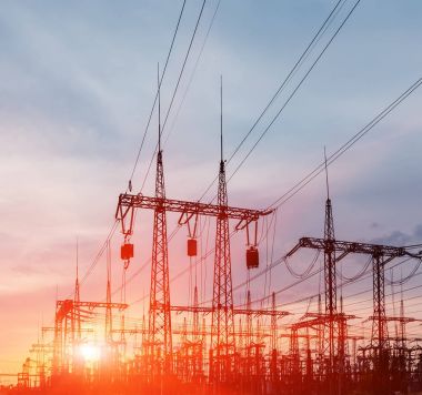 Gün batımı arka plan üzerinde elektrik Trafo Merkezi