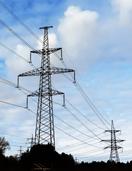 Pylon och överföring kraftledning i solnedgången — Stockfoto