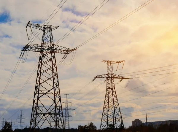 Pylon e linha de transmissão de energia no por do sol — Fotografia de Stock