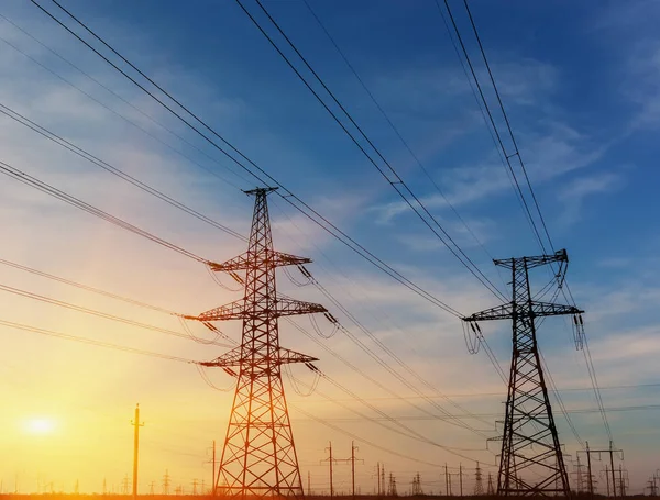 Silueta de torre de transmisión de electricidad de alta potencia . —  Fotos de Stock