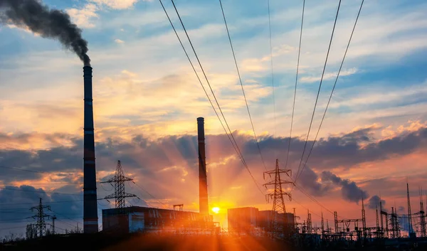 Central eléctrica ao entardecer — Fotografia de Stock