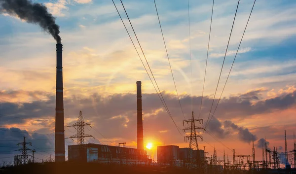 Central eléctrica ao entardecer e linhas eléctricas — Fotografia de Stock