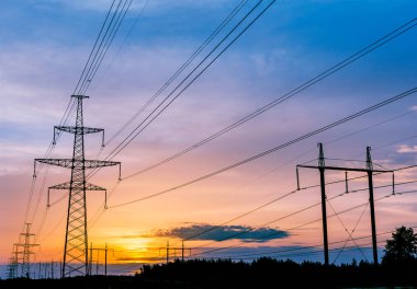 Yüksek voltaj direği. Yüksek voltajlı gökyüzü arkaplanı