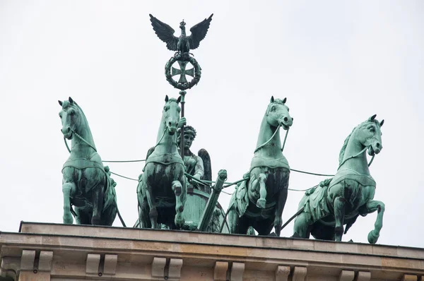 Escultura de caballo en la Puerta de Brandeburgo — Foto de Stock