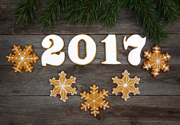 Galletas de jengibre caseras de Navidad en la mesa, año nuevo 2017 — Foto de Stock