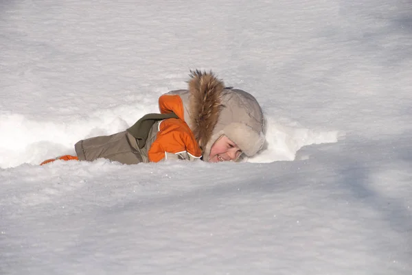 Мальчик веселится в снегу Стоковая Картинка