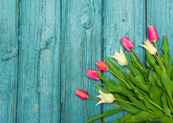 Тюльпаны на деревянном фоне, Пасха, День матери Стоковое Изображение