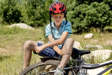 Genç bisiklet düşmüş ve travma