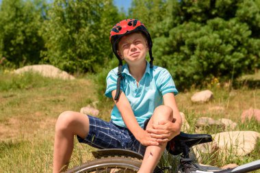 Genç bisiklet düşmüş ve travma