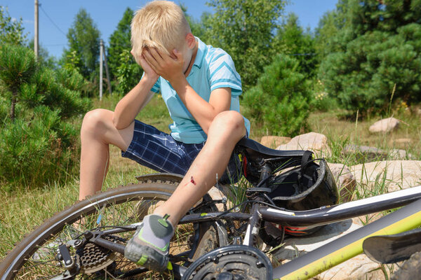 Подросток упал с велосипеда и получил травму
