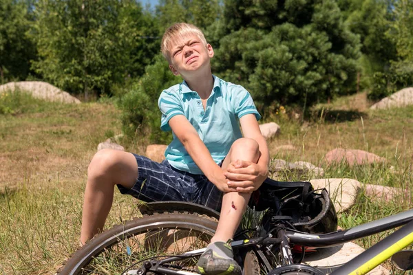 Подросток упал с велосипеда и получил травму Стоковое Изображение