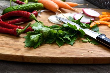 Sebze salatası için. Sebze iliği, biber, soğan, maydanoz.