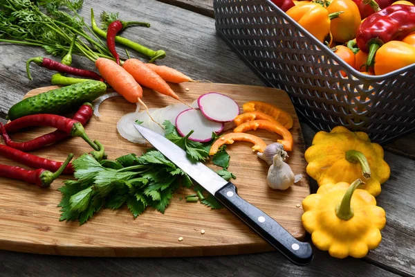 Sebze salatası için. Sebze iliği, biber, soğan, maydanoz.