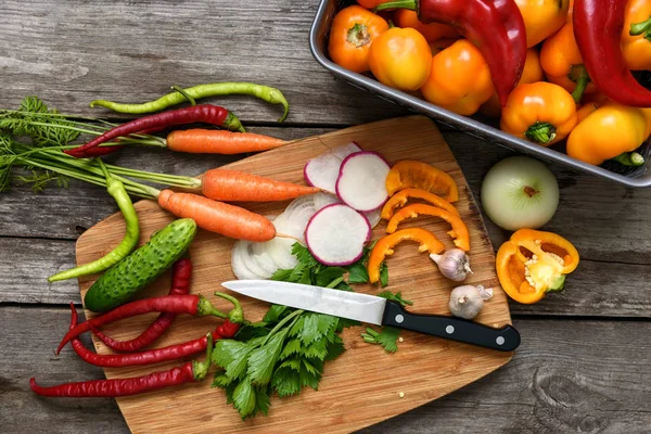 Sebze salatası için. Sebze iliği, biber, soğan, maydanoz.