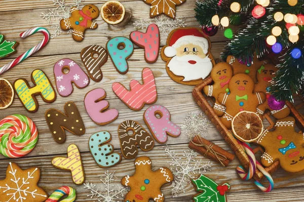 Рождественский фон с рождественским печеньем, украшением и специями, 2018 г. Стоковое Фото