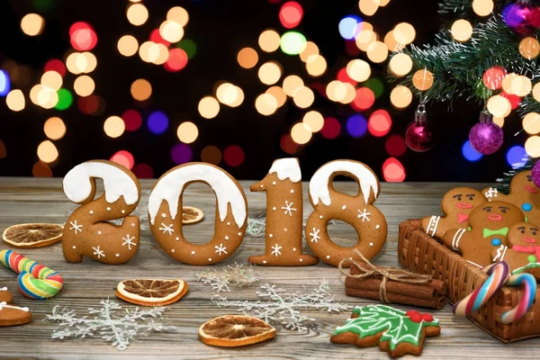 Рождественский фон с рождественским печеньем, украшением и специями, 2018 г. Лицензионные Стоковые Изображения