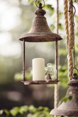 Çiçekler ve mumlar ormandaki bir düğün dekor