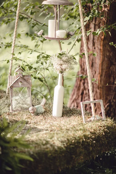 Çiçekler ve mumlar ormandaki bir düğün dekor