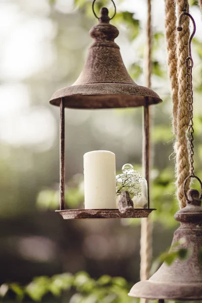 Çiçekler ve mumlar ormandaki bir düğün dekor