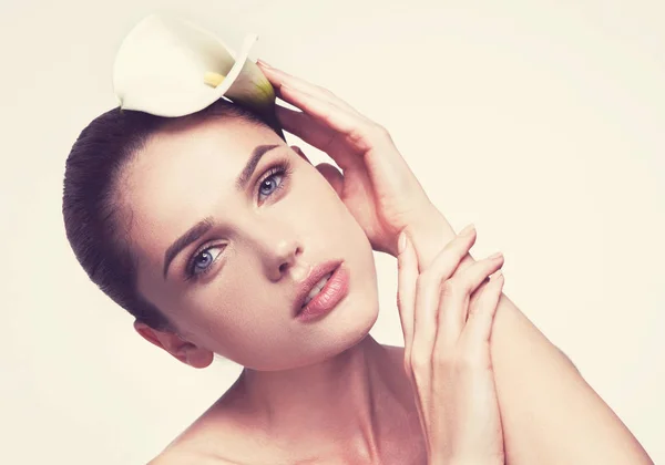 Retrato de mujer con flor en el pelo — Foto de Stock