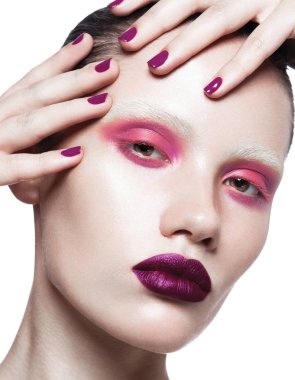 Parlak makyaj ve manikür kadın ile